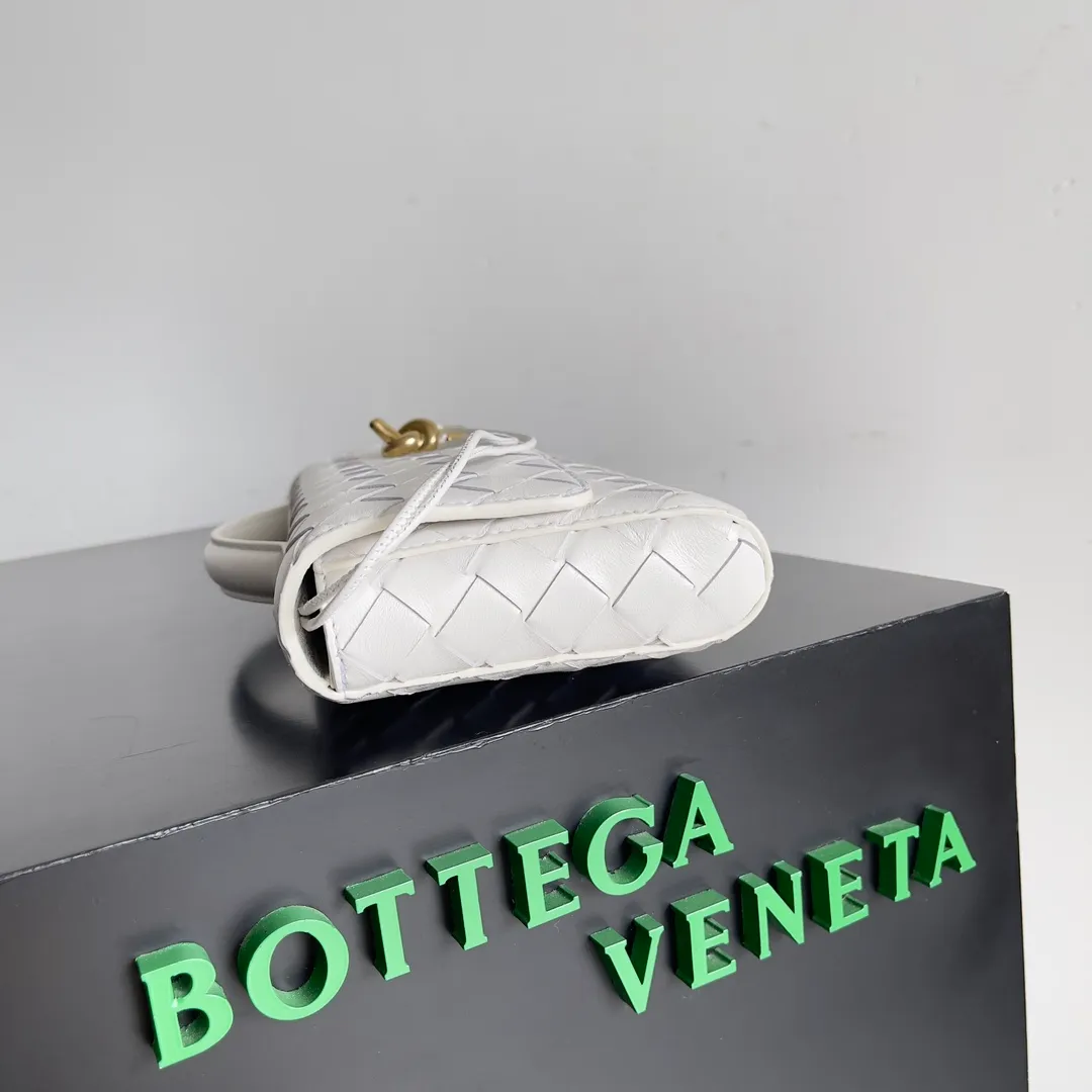 The batch of 1360 BV Andiamo evening handbags has been heavily planted again~ The designer aesthetics in the era of economic downturn are back. I fall in love with it at first sight and can't put it down. It's so beautiful and full of aura. The shape and texture are very competitive. It's light in weight and has sufficient capacity. It's a must-have for fashionistas. It's suitable for many occasions, minimalist, high-end and light luxury. Model No.: 741511 Size: 31*13*3cm